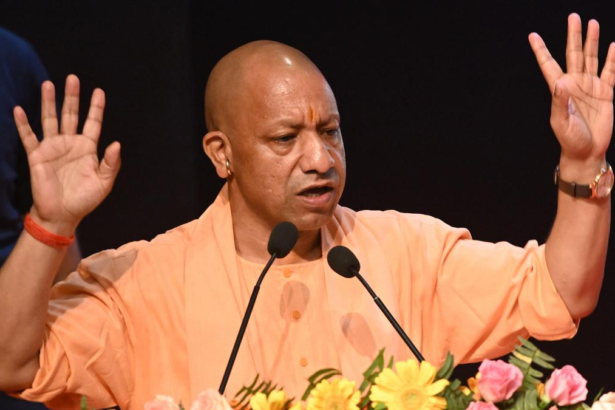 आगरा में ‘ग्रेटर आगरा’ परियोजना पर संबोधन देते हुए उत्तर प्रदेश के मुख्यमंत्री योगी आदित्यनाथ मंच से भाषण देते हुए, विकास योजनाओं की जानकारी साझा करते हुए