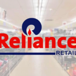 रिलायंस रिटेल का आधुनिक स्टोर फ्रंट, जिसमें ग्राहकों की भीड़, ब्रांडेड प्रोडक्ट्स की डिस्प्ले और डिजिटल पेमेंट काउंटर दिखाई दे रहे हैं, जो भारत के तेजी से बढ़ते रिटेल सेक्टर को दर्शाता है।