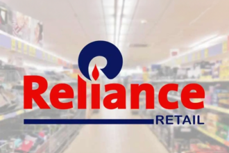 रिलायंस रिटेल का आधुनिक स्टोर फ्रंट, जिसमें ग्राहकों की भीड़, ब्रांडेड प्रोडक्ट्स की डिस्प्ले और डिजिटल पेमेंट काउंटर दिखाई दे रहे हैं, जो भारत के तेजी से बढ़ते रिटेल सेक्टर को दर्शाता है।