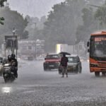 दिल्ली में शनिवार की बारिश के बाद बादलों से घिरा मौसम और बारिश से राहत महसूस करते लोग।