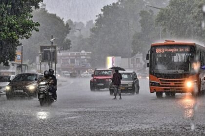 दिल्ली में शनिवार की बारिश के बाद बादलों से घिरा मौसम और बारिश से राहत महसूस करते लोग।
