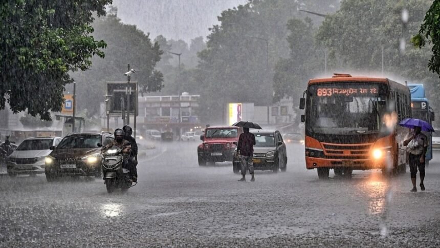 दिल्ली में शनिवार की बारिश के बाद बादलों से घिरा मौसम और बारिश से राहत महसूस करते लोग।