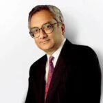 उद्योगपति आदित्य विक्रम बिड़ला की तस्वीर और उनके वैश्विक कारोबार की सफलता की कहानी