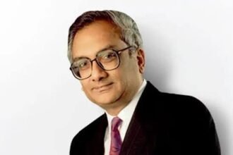 उद्योगपति आदित्य विक्रम बिड़ला की तस्वीर और उनके वैश्विक कारोबार की सफलता की कहानी