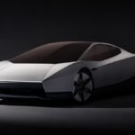 Tesla Roadster स्पोर्ट्स कार टेक्सास में रैंप से हवा में छलांग लगाते हुए
