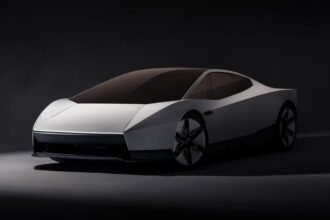 Tesla Roadster स्पोर्ट्स कार टेक्सास में रैंप से हवा में छलांग लगाते हुए