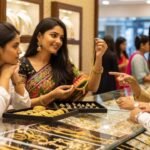 धनतेरस पर सोने-चांदी के गहने, सिक्के और निवेश के विभिन्न विकल्पों को दर्शाती तस्वीर।